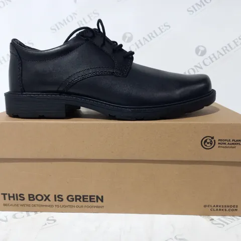 BOXED PAIR OF CLARKS KERTON LACE UP SHOES IN BLACK UK SIZE 9