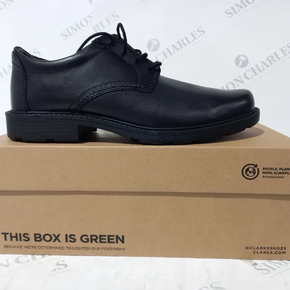 BOXED PAIR OF CLARKS KERTON LACE UP SHOES IN BLACK UK SIZE 9