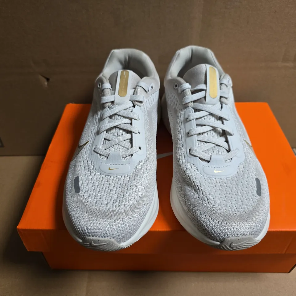 BOXED PAIR OF NIKE CHILDRENS STELLAR RIDE TRAINERS IN WHITE - UK 4