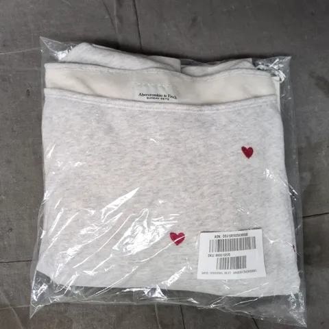 BAGGED ABERCROMBIE & FITCH SUNDAY OFF-THE-SHOULDER TOP IN LIGHT GREY HEART PRINT SIZE LARGE