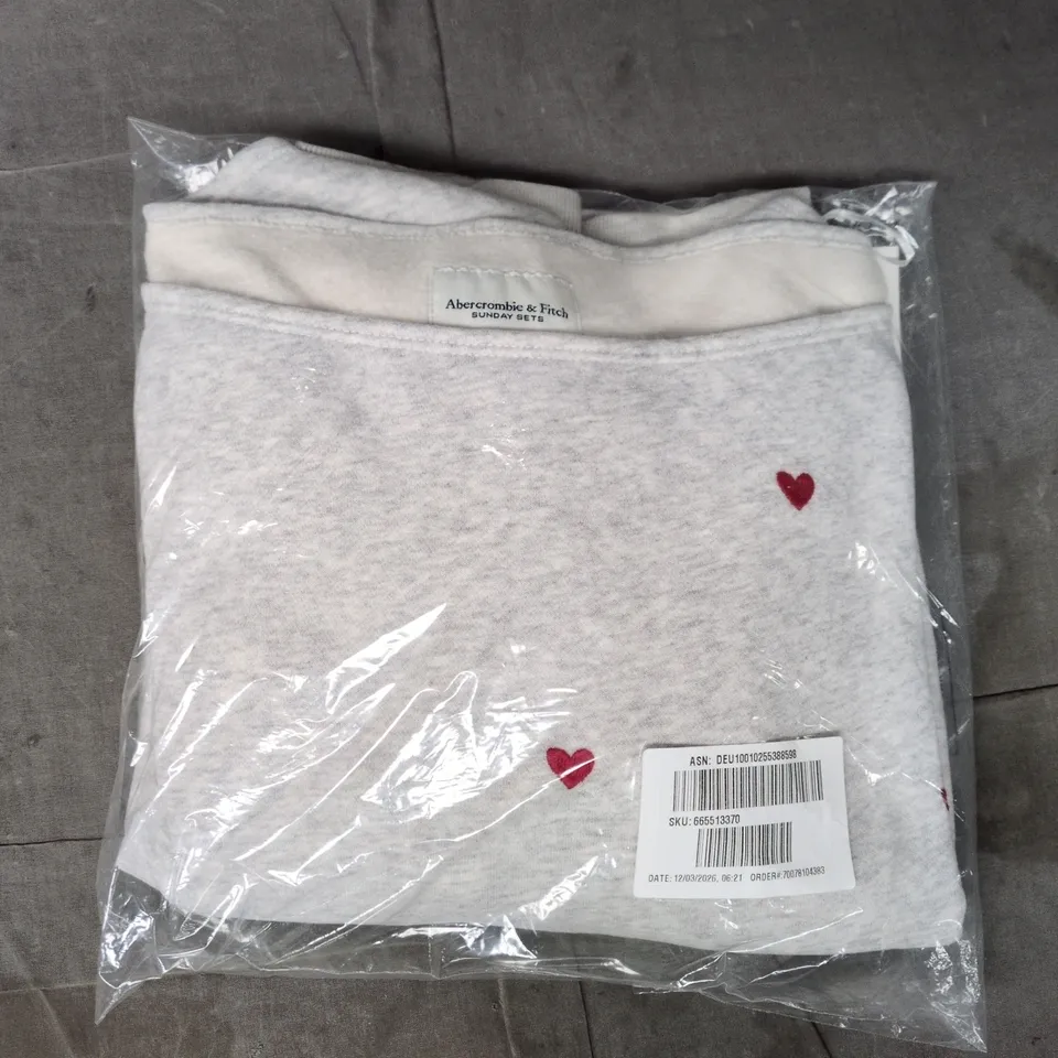 BAGGED ABERCROMBIE & FITCH SUNDAY OFF-THE-SHOULDER TOP IN LIGHT GREY HEART PRINT SIZE LARGE