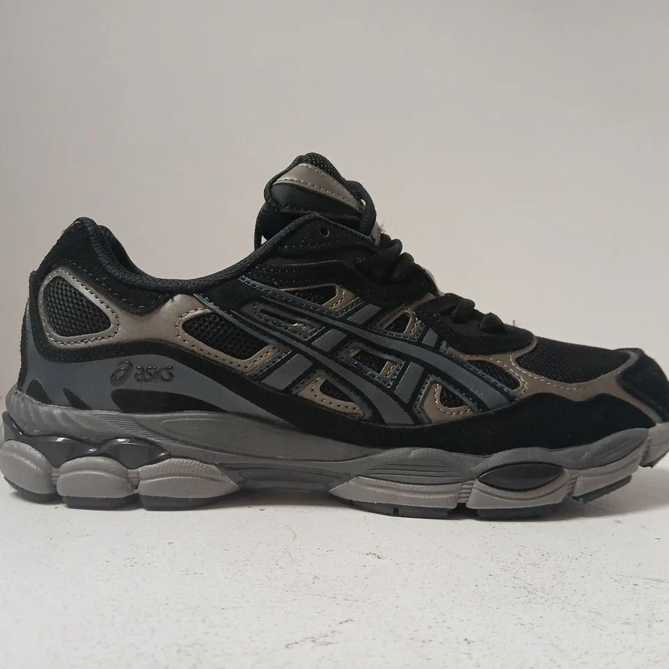 PAIR OF ASICS TRAINERS IN BLACK/PEWTER SIZE UK 8.5