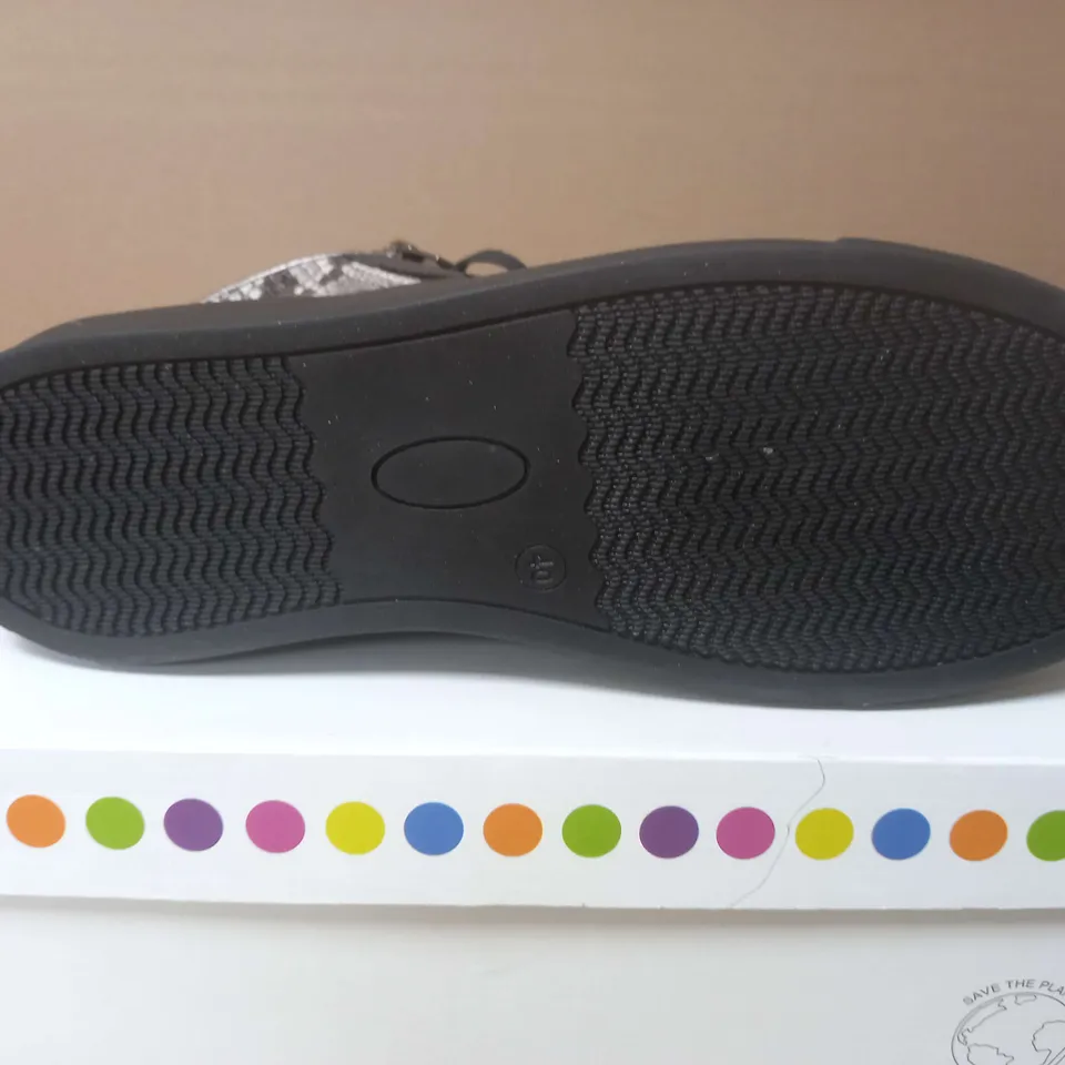 BOXED ADESSO BLACK SNAKE SKIN HIGH RISE TRAINERS - SIZE 7