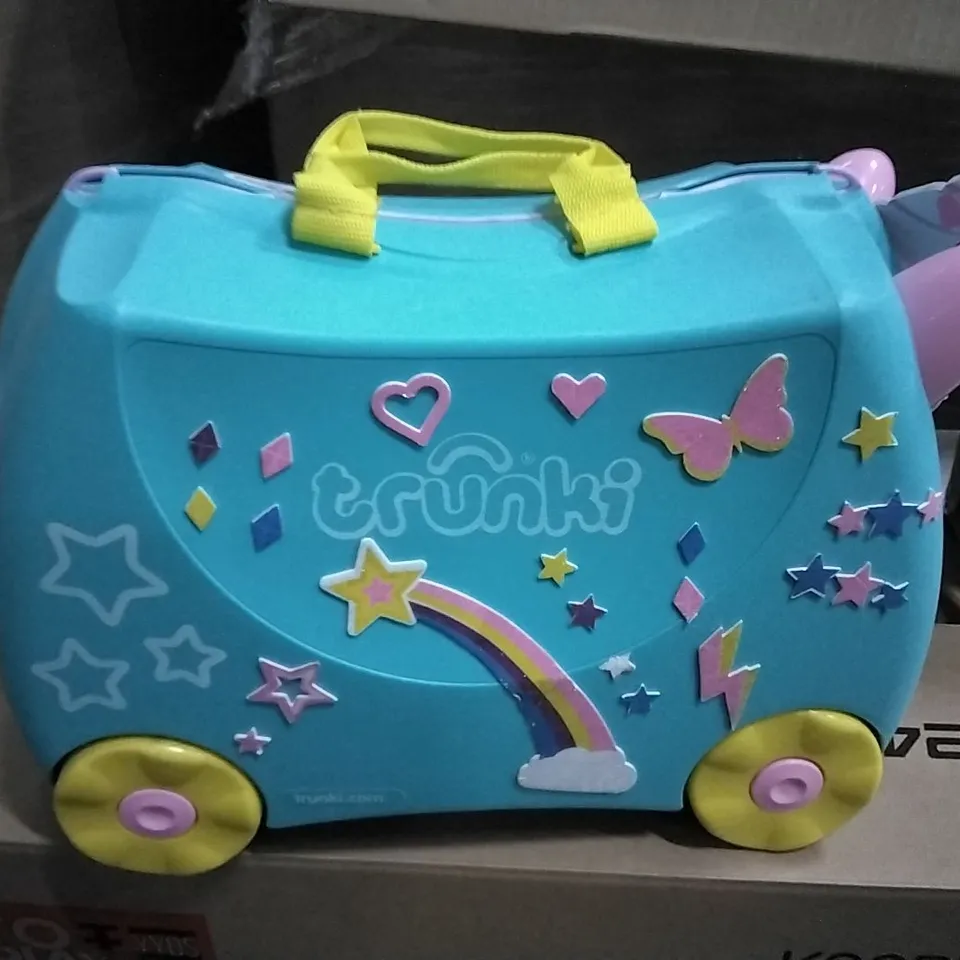 PALLET CONTAINING VARIOUS ASSORTED ITEMS TO INCLUDE: LED PARTY FOAM STICKS, TRUNKI, PIZZA OVEN, DREAM BED TENT. PC MONITOR ETC.