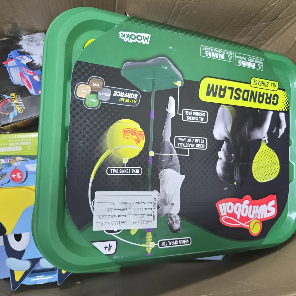 APPROXIMATELY 12 ASSORTED TOYS & GAMES PRODUCTS TO INCLUDE SWINGBALL, MINI VENDING MACHINE, ZURU ROBO ALIVE DINO FOSSIL FIND, ETC