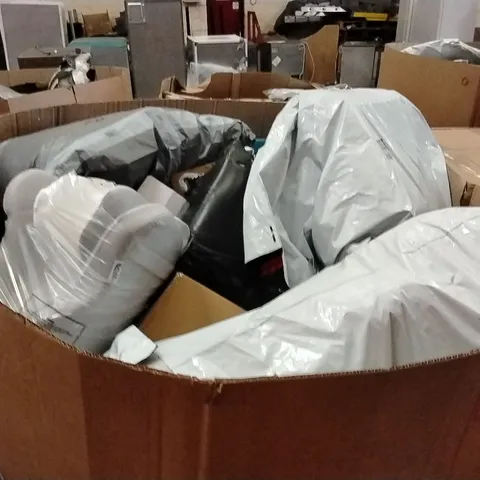 PALLET CONTAINING A LARGE QUANTITY OF PILLOWS