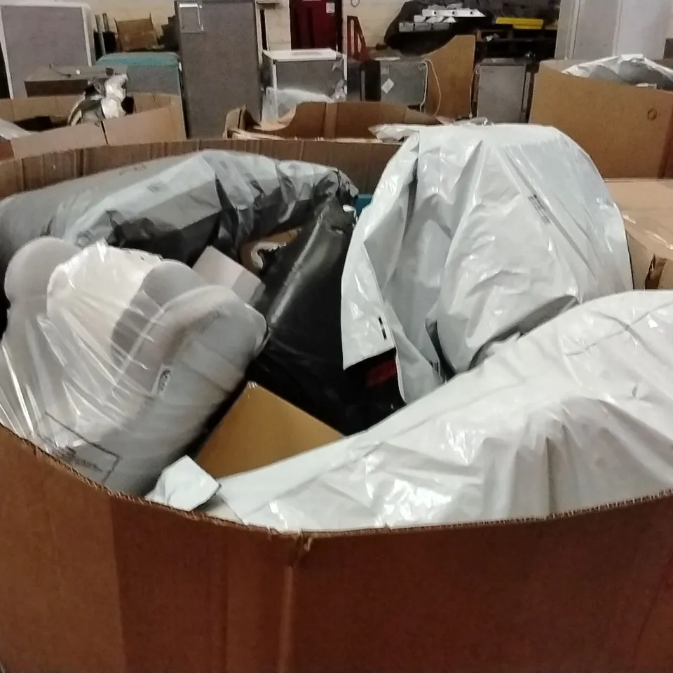 PALLET CONTAINING A LARGE QUANTITY OF PILLOWS