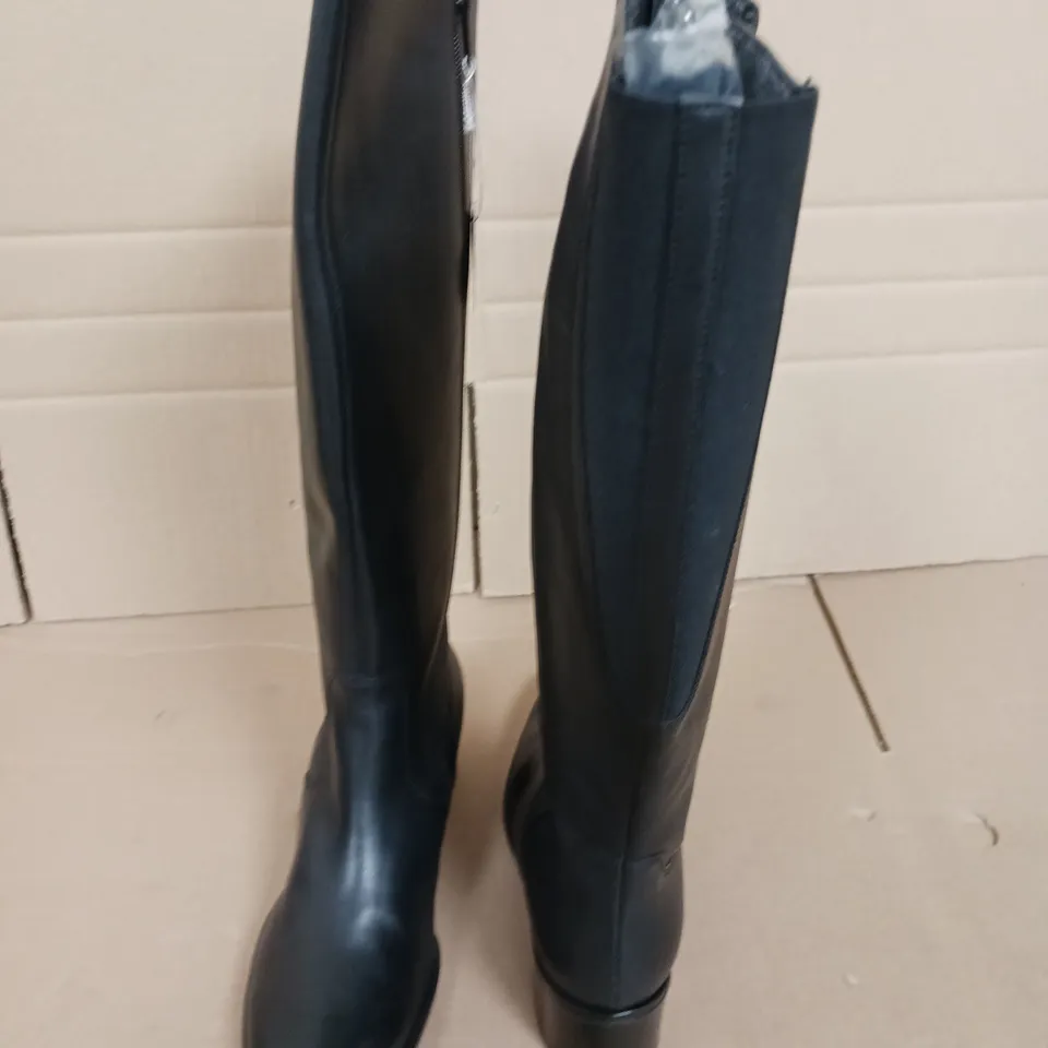 BOXED PAIR OF GABOR ISLA M KNEE HIGH BOOTS IN BLACK - 5