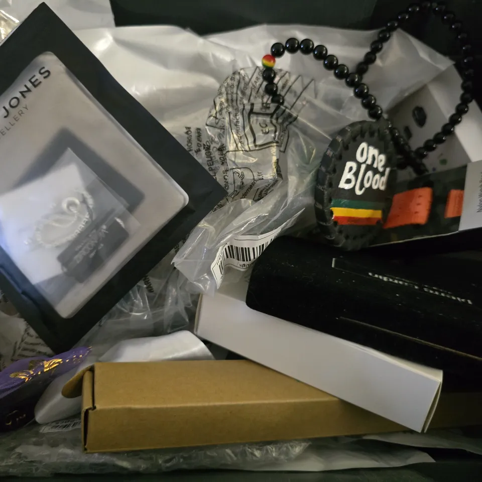 APPROXIMATELY 17 ASSORTED JEWELLERY ITEMS TO INCLUDE -WATCH STRAP , BRACELET , NECKLACE ETC