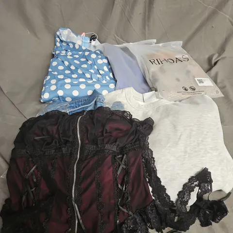 BOX OF APPROXIMATELY 20 ASSORTED CLOTHING ITEMS TO INCLUDE DRESS, JUMPER, TOPS, ETC