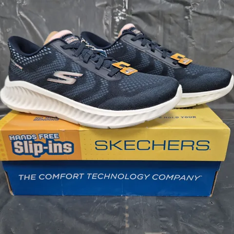 BOXED PAIR OF SKECHERS SLIP-INS SHOES IN NAVY SIZE 7