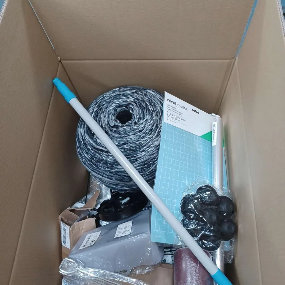 APPROXIMATELY 20 HOUSEHOLD ITEMS TO INCLUDE REVITIVE CARRY BAG, WALLPAPER AND LAMPSHADES
