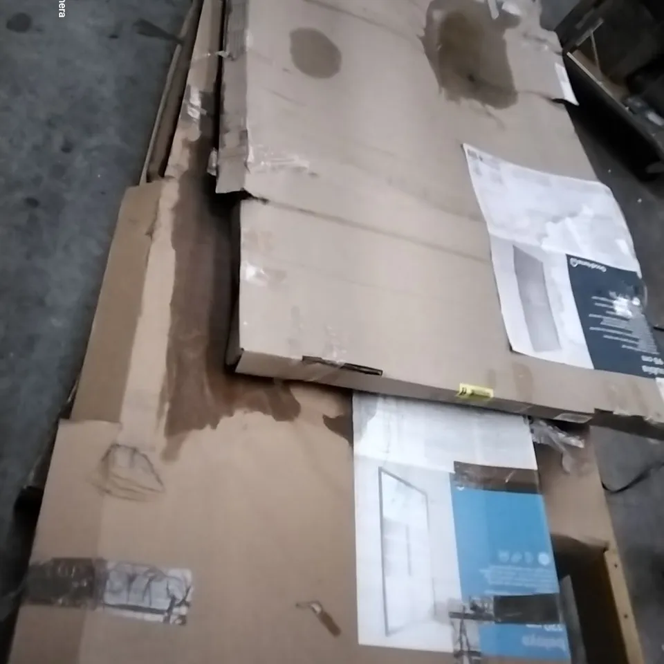 PALLET OF ASSORTED SHOWER PANELS 