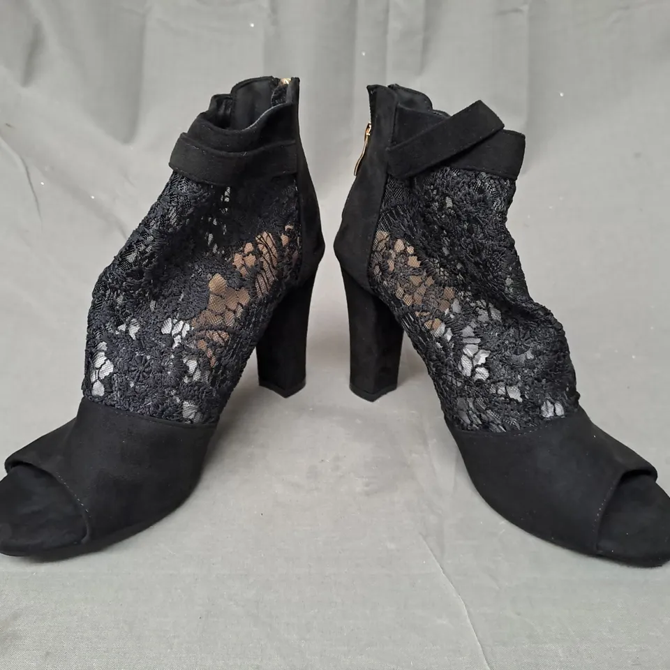 BOXED PAIR OF DESIGNER PEEP TOE HEELED LACE SHOES IN BLACK EU SIZE 39