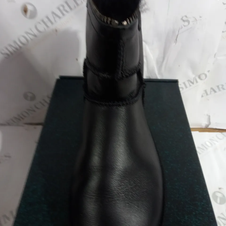 EMU AUSTRALIA BARWIN ZIP IN BLACK/NOIR SIZE 7