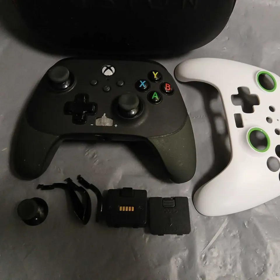 POWERA XBOX CONTROLLER WITH ACCESSORIES IN CASE