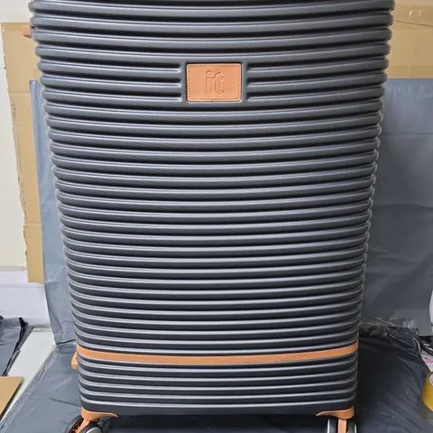 IT LUGGAGE REPLICATING LARGE CHARCOAL EXPANDABLE SUITCASE SET