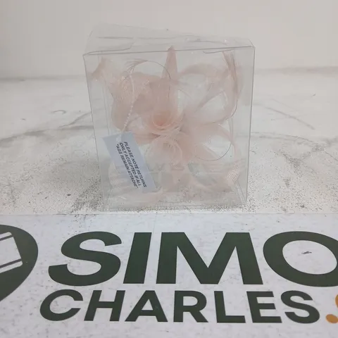 SMALL NUDE FASCINATOR IN PLASTIC BOX