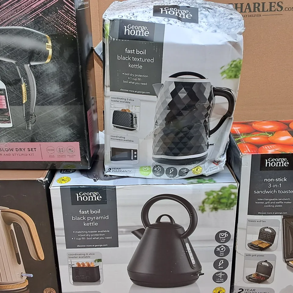 LOT OF 5 ASSORTED HOME APPLIANCES TO INCLUDE SANDWICH TOASTER,KETTLES AND HAIR DRYER