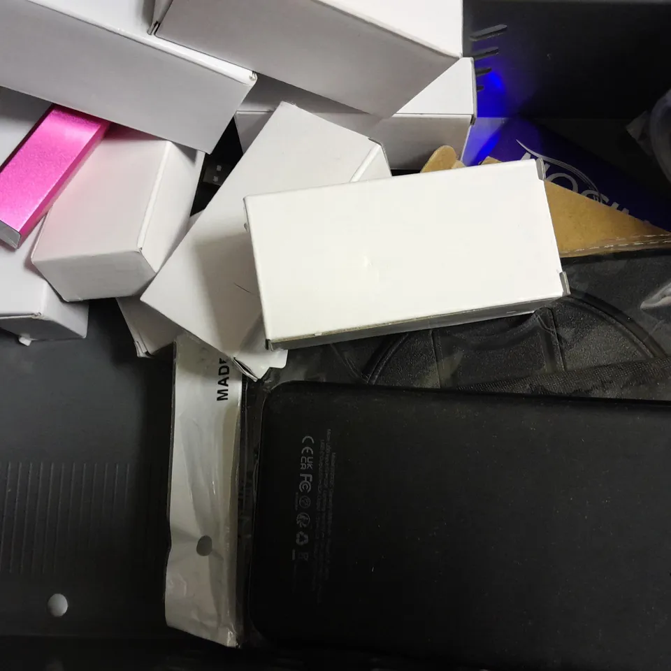 APPROXIMATELY 12 ASSORTED ITEMS TO INCLUDE - PORTABLE CHARGER , CABLE , LED CUBE LIGHT ETC