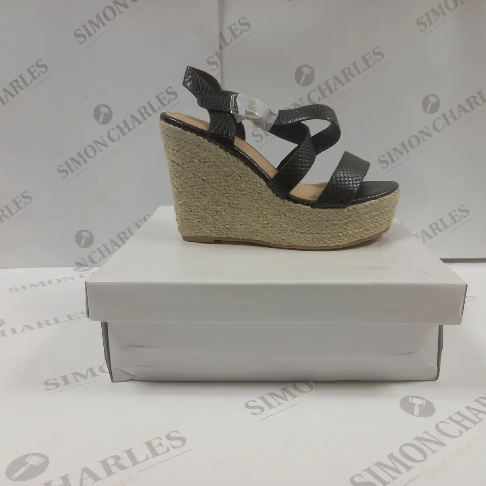 BOXED PAIR OF WIDE FIT CROSSOVER SNAKE BUCKLE WEDGE SANDALS UK SIZE 4