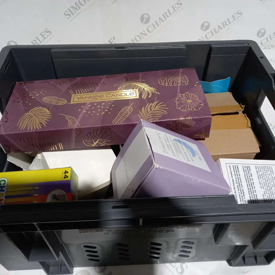 BOX OF ITEMS APPROXIMATELY 10 ASSORTED CANDLES INCLUDING YANKEE, SO SOY, SEASON OF THE WITCH ETC