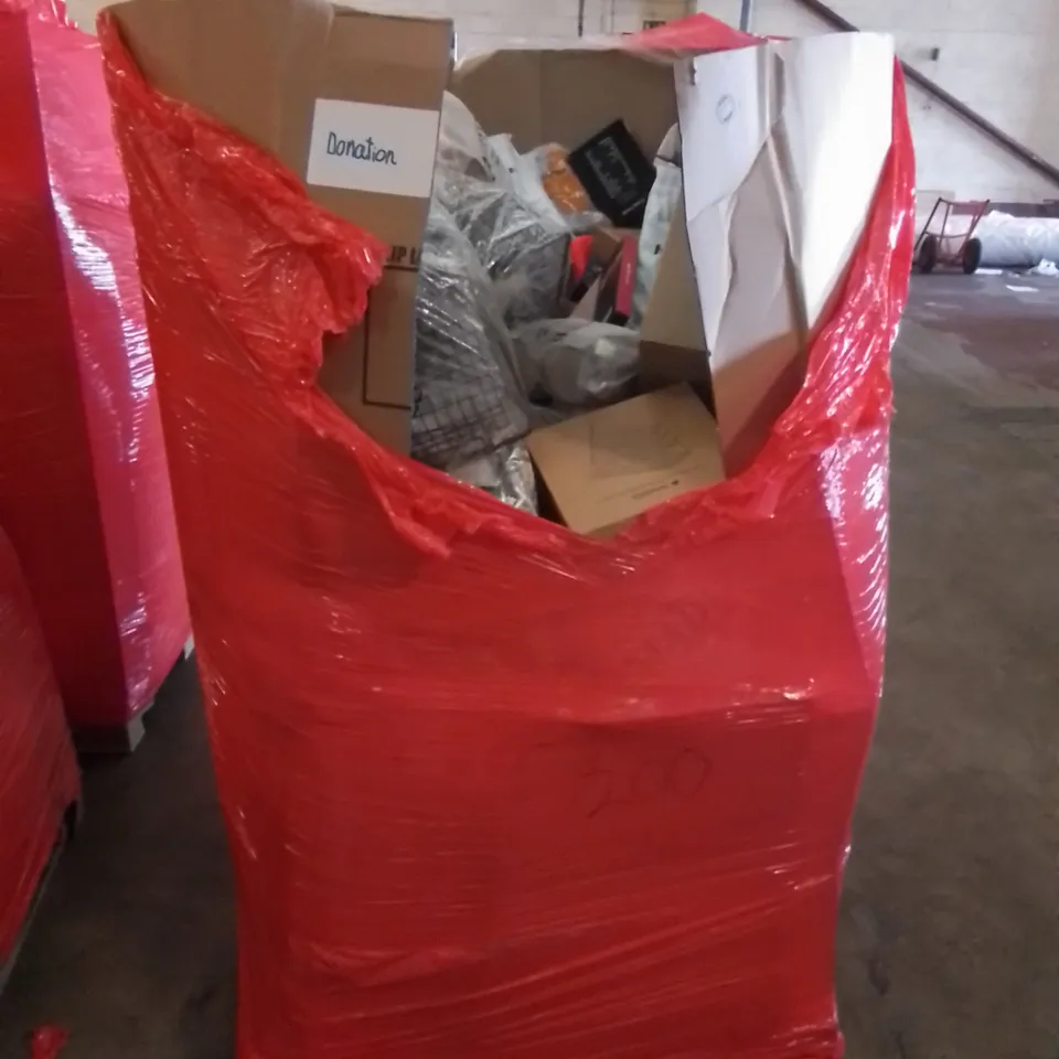 PALLET CONTAINING ASSORTED HOUSEHOLD & HOME IMPROVEMENT PRODUCTS. INCLUDES DVDS, HAND-HELD CLOTHES STEAMER, TOYS, BAG, KITCHEN SHEARS, RESISTANCE BAND SET ETC