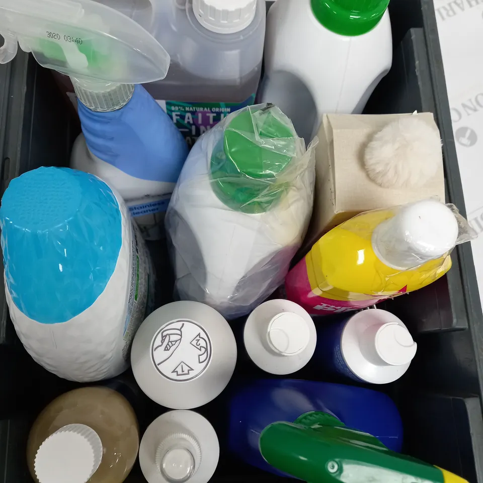 BOX OF APPROXIMATELY 15 ASSORTED ITEMS TO INCLUDE - FAIRY LIQUID, PINK STUFF, HAMISH DIFFUSER ETC