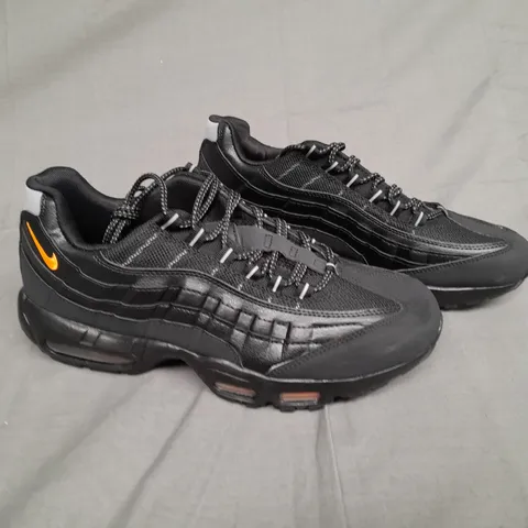 UNBOXED PAIR OF NIKE AIRMAX 95 SNEAKER TOTAL ORANGE SIZE UK 10