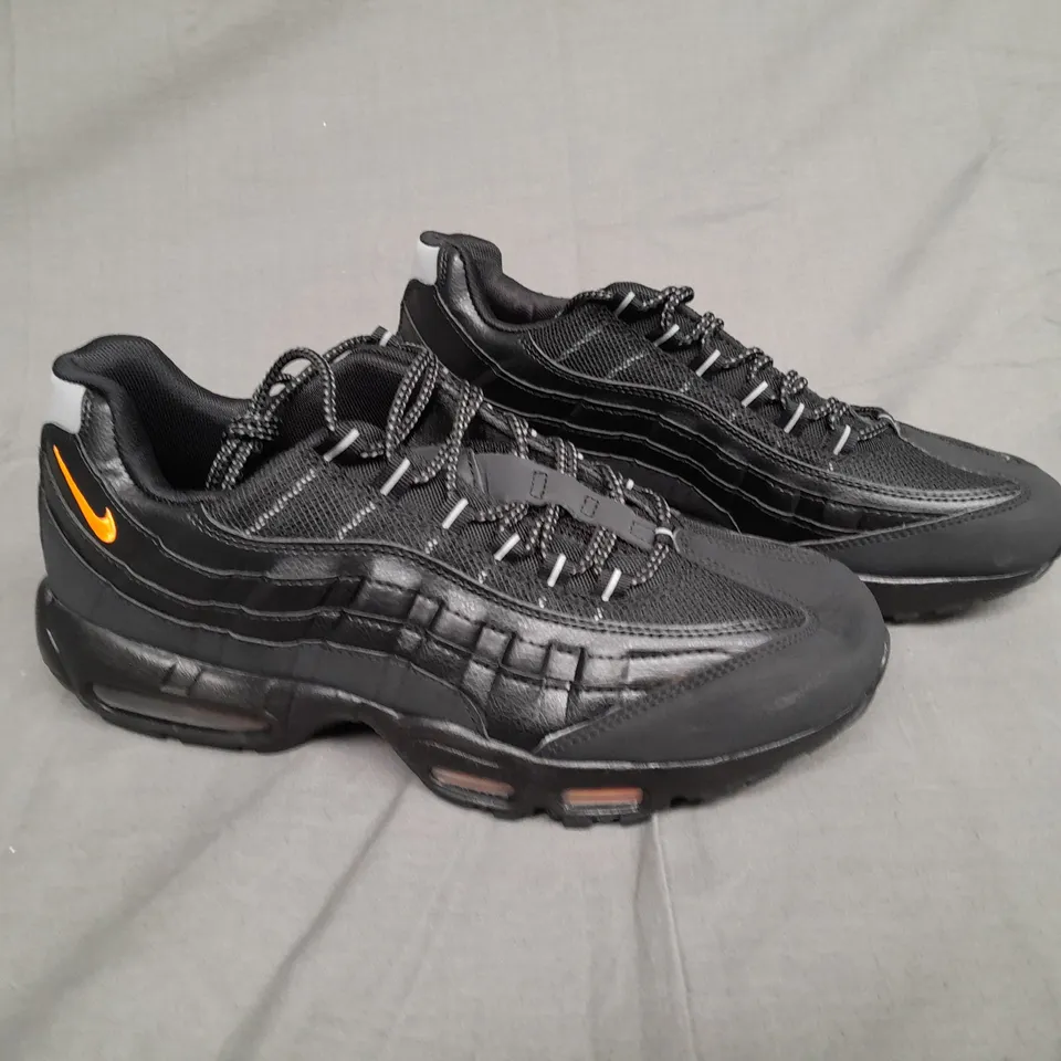 UNBOXED PAIR OF NIKE AIRMAX 95 SNEAKER TOTAL ORANGE SIZE UK 10 