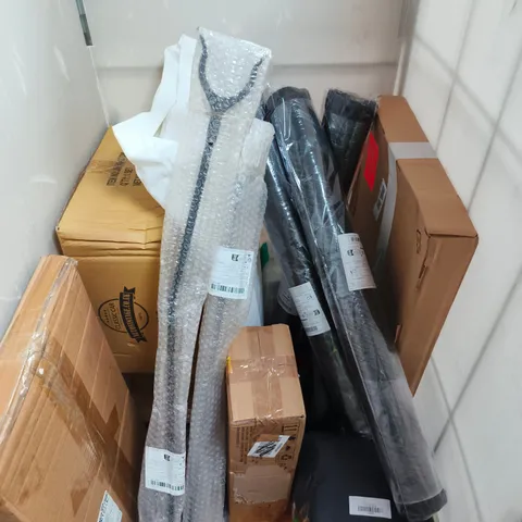 CAGE OF APPROXIMATELY 10 ASSORTED HOUSEHOLD ITEMS TO INCLUDE - PUPPY PADS - DESK FAN - COTTON SANITARY PADS - COLLECTION ONLY