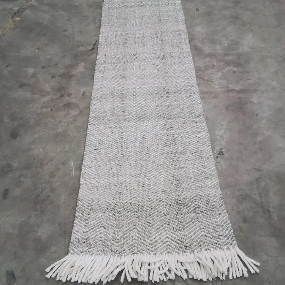 QUALITY DESIGNER AREA RUG - APPROXIMATELY 260X70CM