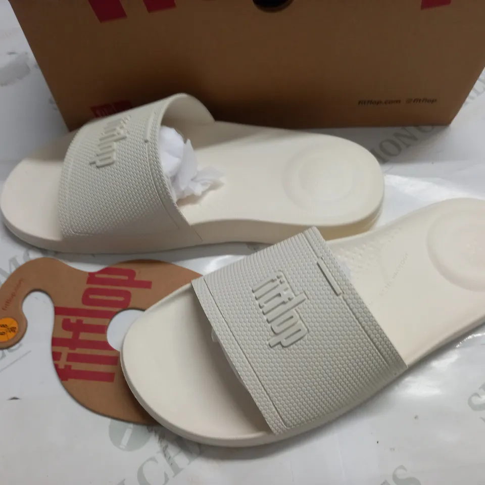 FITFLOP IQUSHION SLIDES IN CREAM - SIZE 6