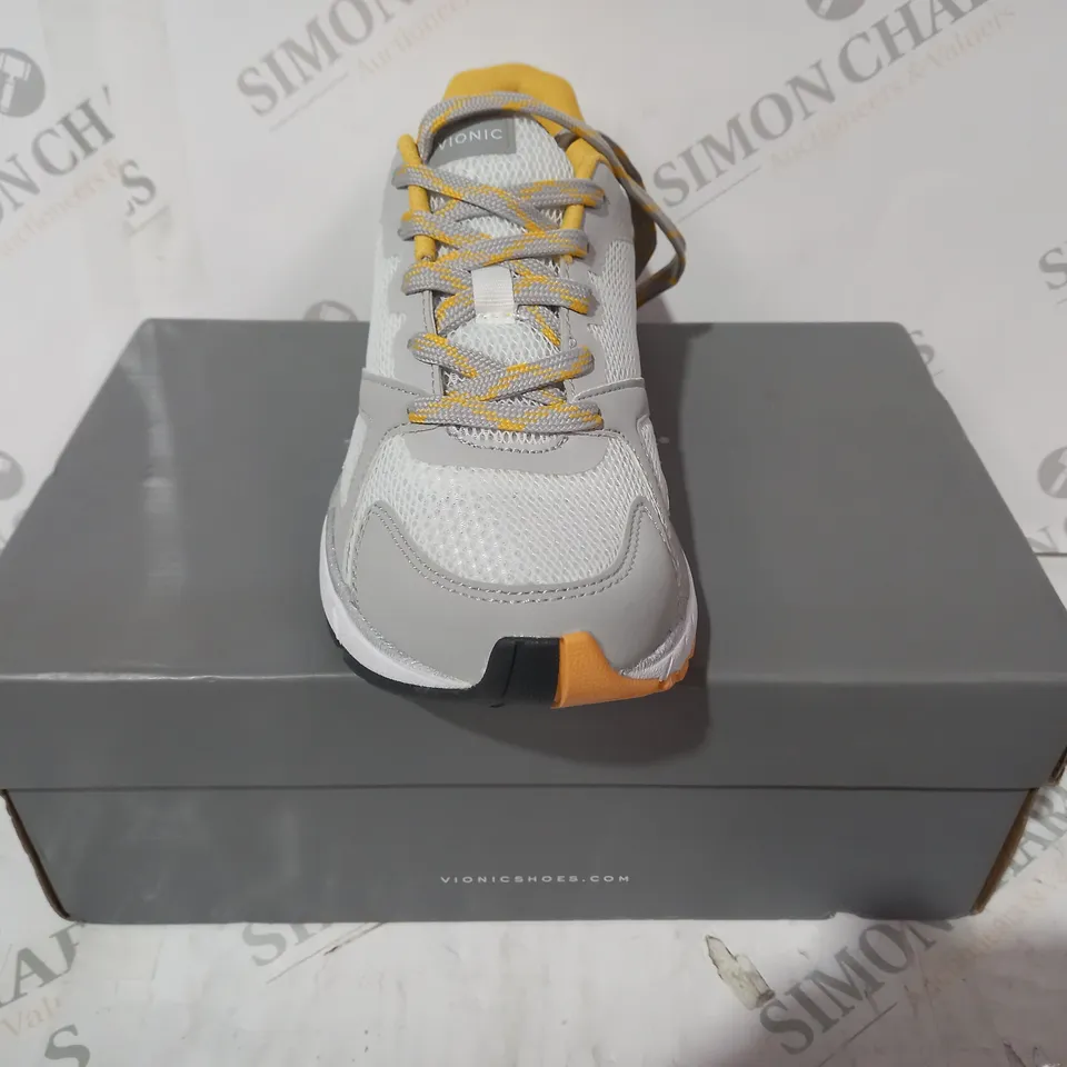 BOXED VIONIC DRIFT TRAINER IN WHITE SIZE 5