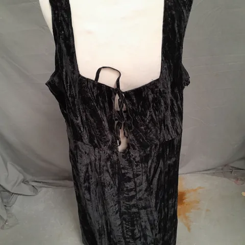 DISTURBIA MAGGIE TIE FRONT APRON MIDI DRESS IN BLACK SIZE 20