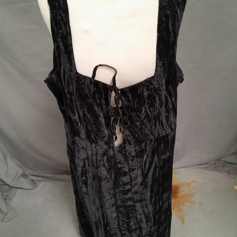 DISTURBIA MAGGIE TIE FRONT APRON MIDI DRESS IN BLACK SIZE 20