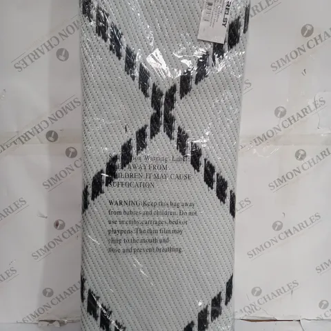 RELSY OUTDOOR RUG IN BLACK AND WHITE