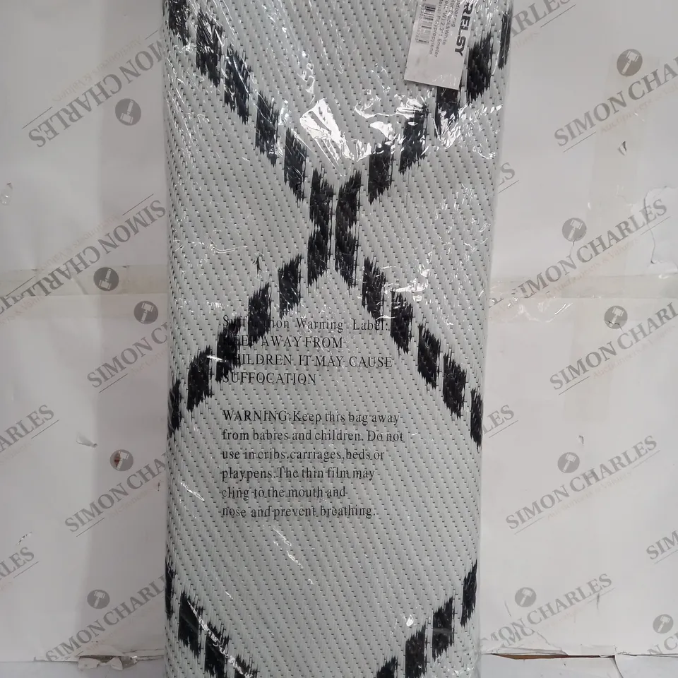 RELSY OUTDOOR RUG IN BLACK AND WHITE