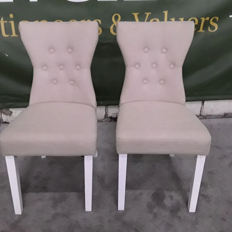 SET OF 4 BEWLEY OATMEAL FABRIC BUTTONED BACK DINING CHAIRS WHITE LEGS