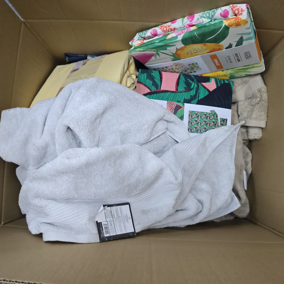 APPROXIMATELY 20 ASSORTED HOMEWARE ITEMS TO INCLUDE EASY CARE FITTED SHEET DOUBLE, EGYPTIAN COTTON FITTED SHEET, SMOCKED FRILL EDGE DUVET SET, ETC - COLLECTION ONLY