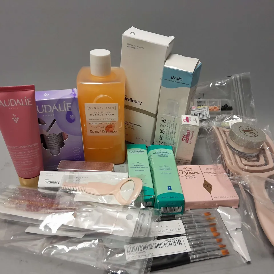 APPROXIMATELY 15 ASSORTED HEALTH & BEAUTY ITEMS TO INCLUDE DECORATIVE SUNDAY RAIN NOURISHING BUBBLE BATH (450ml), THE ORDINARY NATURAL MOISTURUZING FACTORS + HA HYDRATION FORMULA (100ml), CAUDALIE MOI