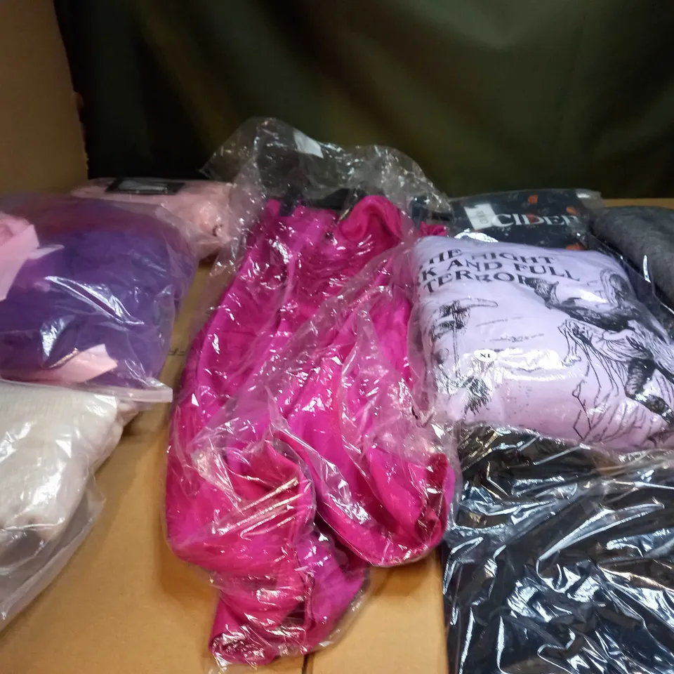 LOT OF APPROX 25 ASSORTED CLOTHING ITEMS VARYING IN SIZE/COLOUR/STYLE TO INCLUDE: TROUSERS, TOPS, DRESSES