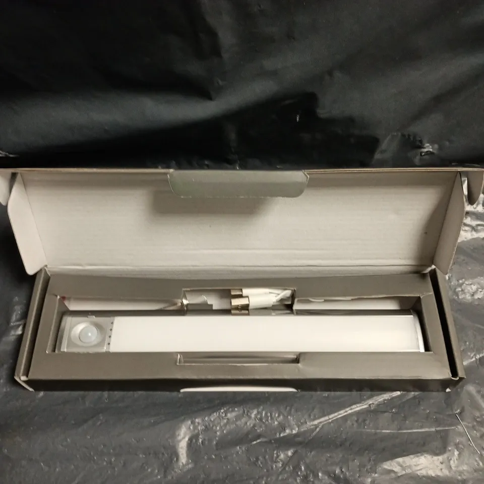 BOXED LED SENSOR LIGHT 