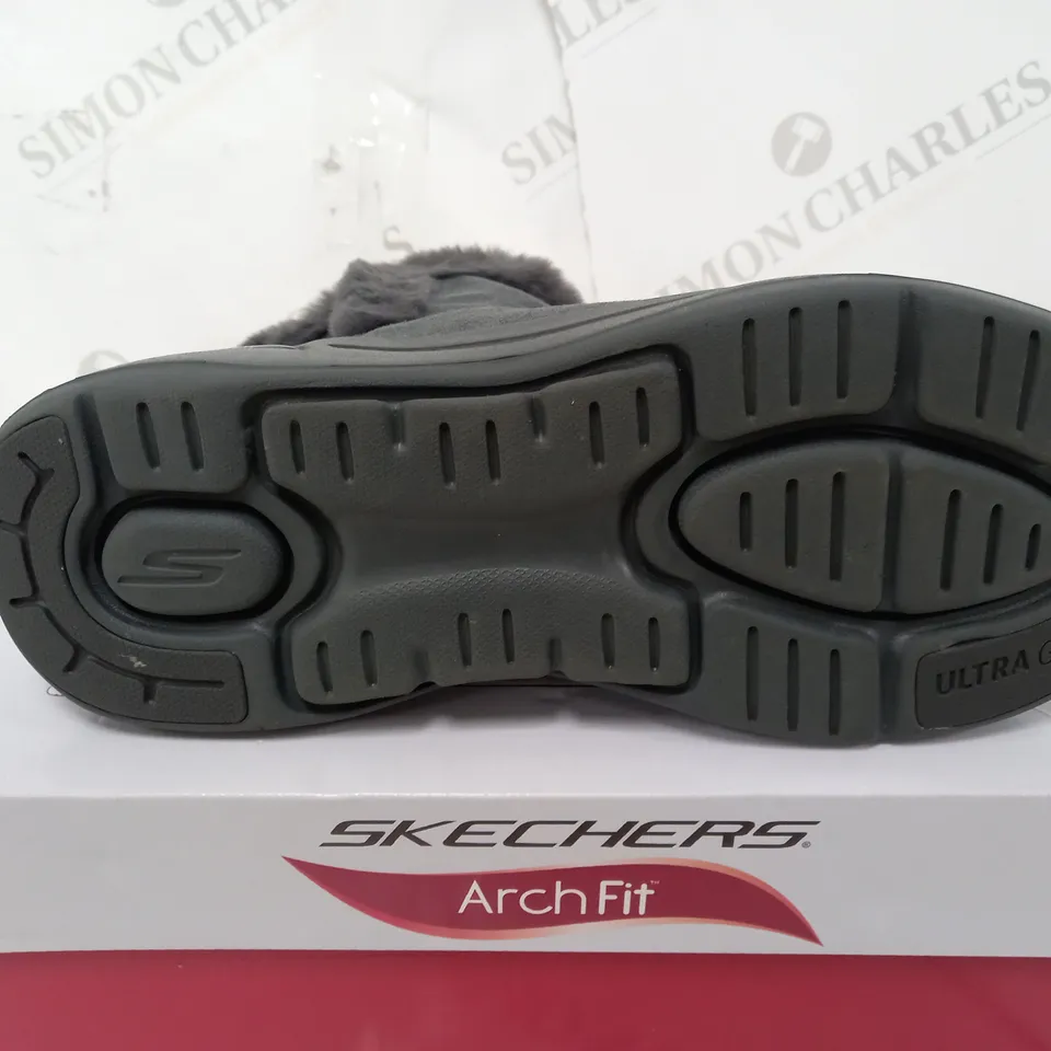 SKECHERS ARCHFIT JOY CHUGGA BOOTS CHARCOAL SIZE 5