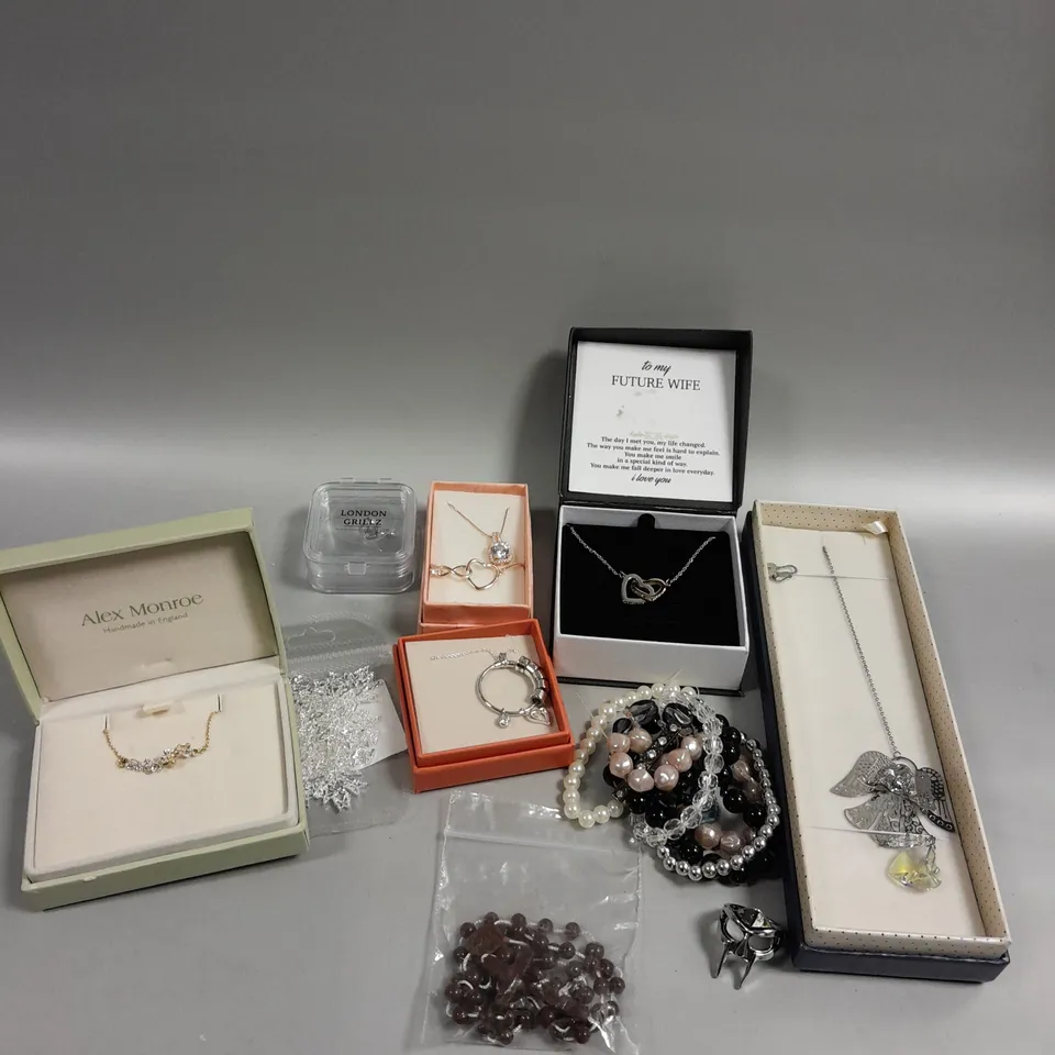 APPROXIMATELY 30 ASSORTED JEWELLERY PRODUCTS TO INCLUDE RINGS, BRACELETS, NECKLACES ETC 