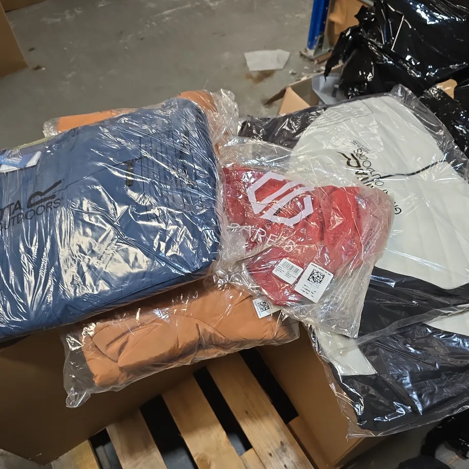 LOT OF APPROXIMATELY 15 ASSORTED BRAND NEW REGATTA AND DARE2BE CLOTHING ITEMS