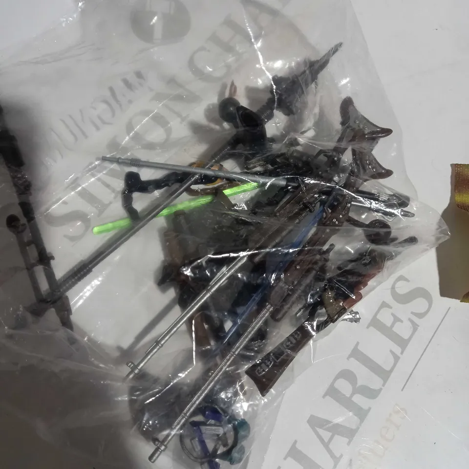 BOX OF APPROXIMATELY 15 ASSORTED COLLECTABLE STAR WARS FIGURES INCLUDING VARIOUS CHARACTERS AND PROPS 
