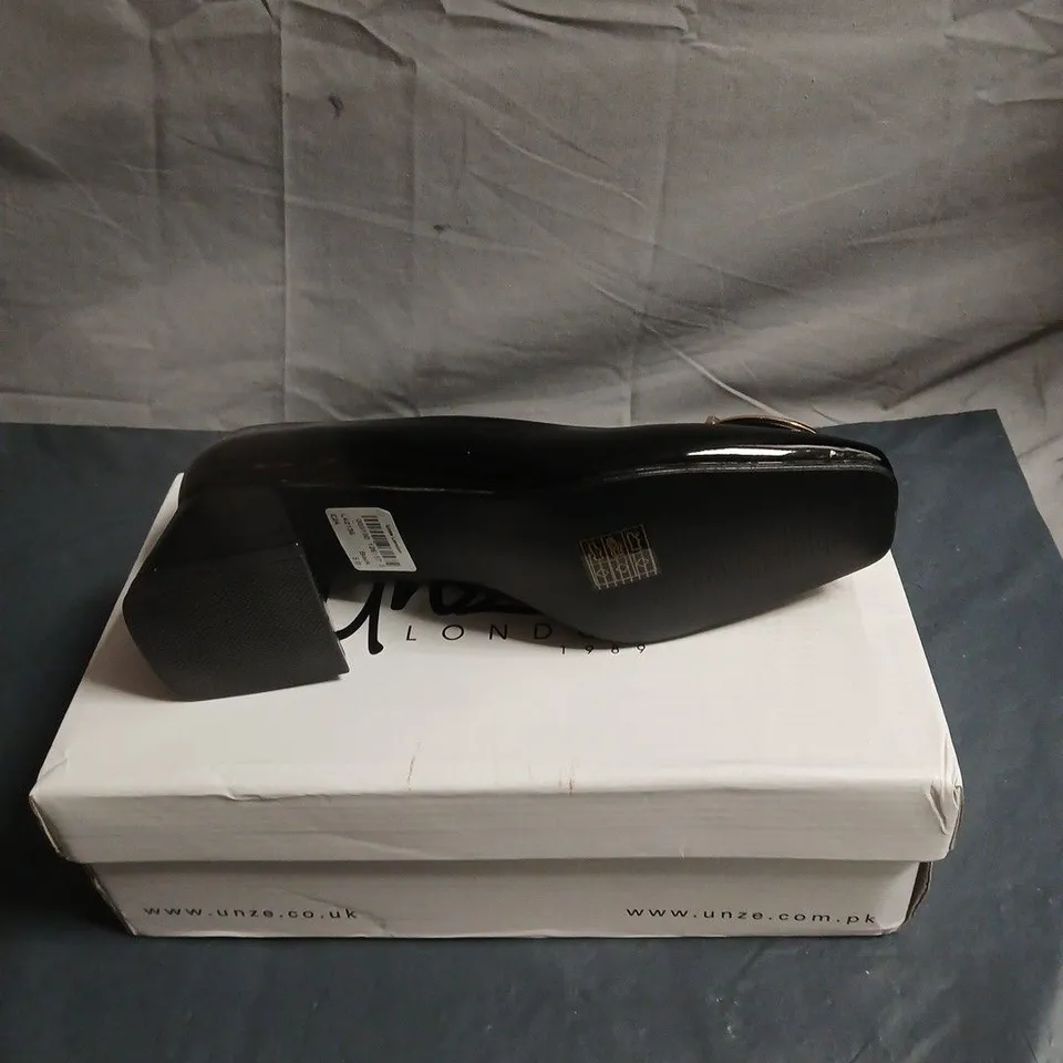 UNZE LONDON BLACK PATENT LEATHER PUMPS WITH GOLD RING TOE DETAIL – WOMEN'S SHOES SIZE 5