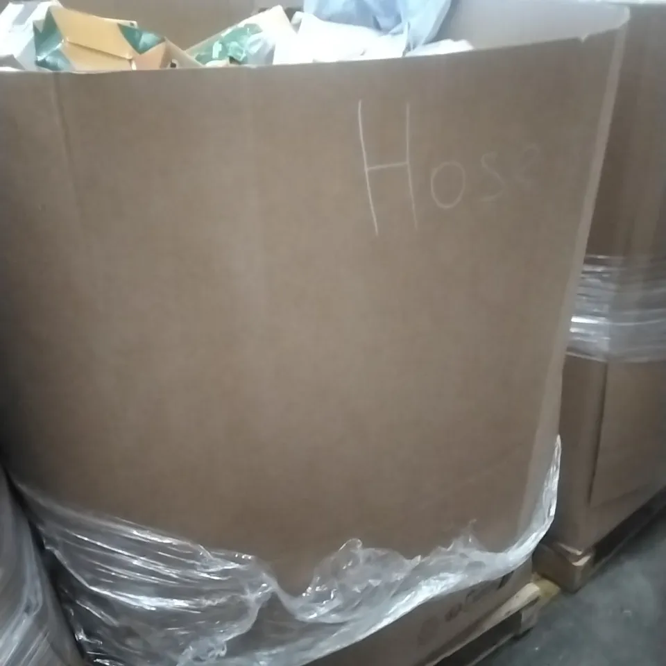 PALLET CONTAINING A LARGE QUANTITY OF GARDEN HOSES ETC