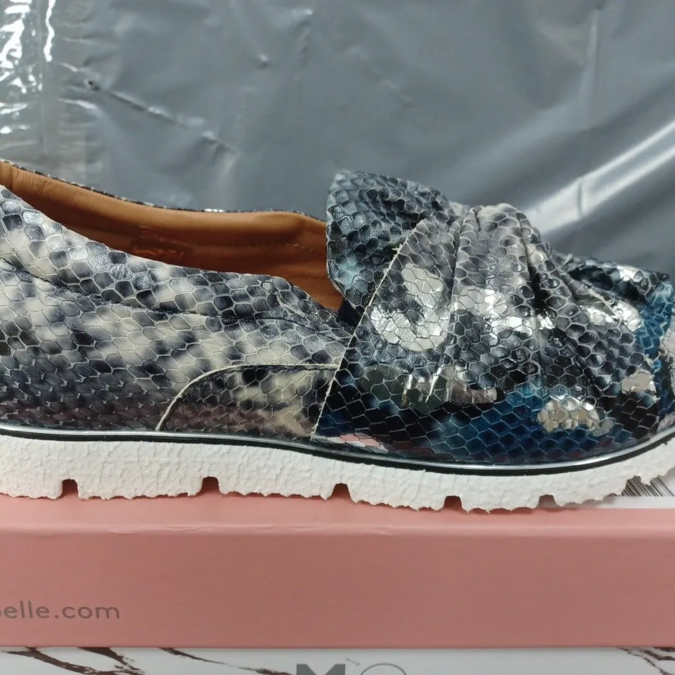 BOXED MODA IN PELLE ANETTE LEATHER BOW TWIST UPPER WITH FLEX SOLE TRAINERS IN METALLIC NAVY SNAKE - SIZE 39